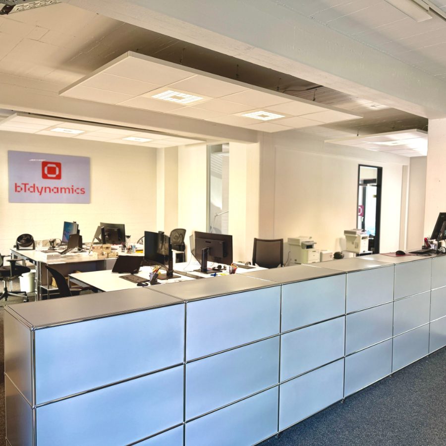 Empfangsbereich mit bTdynamics Logo und USM Sideboards am Hamburger Standort