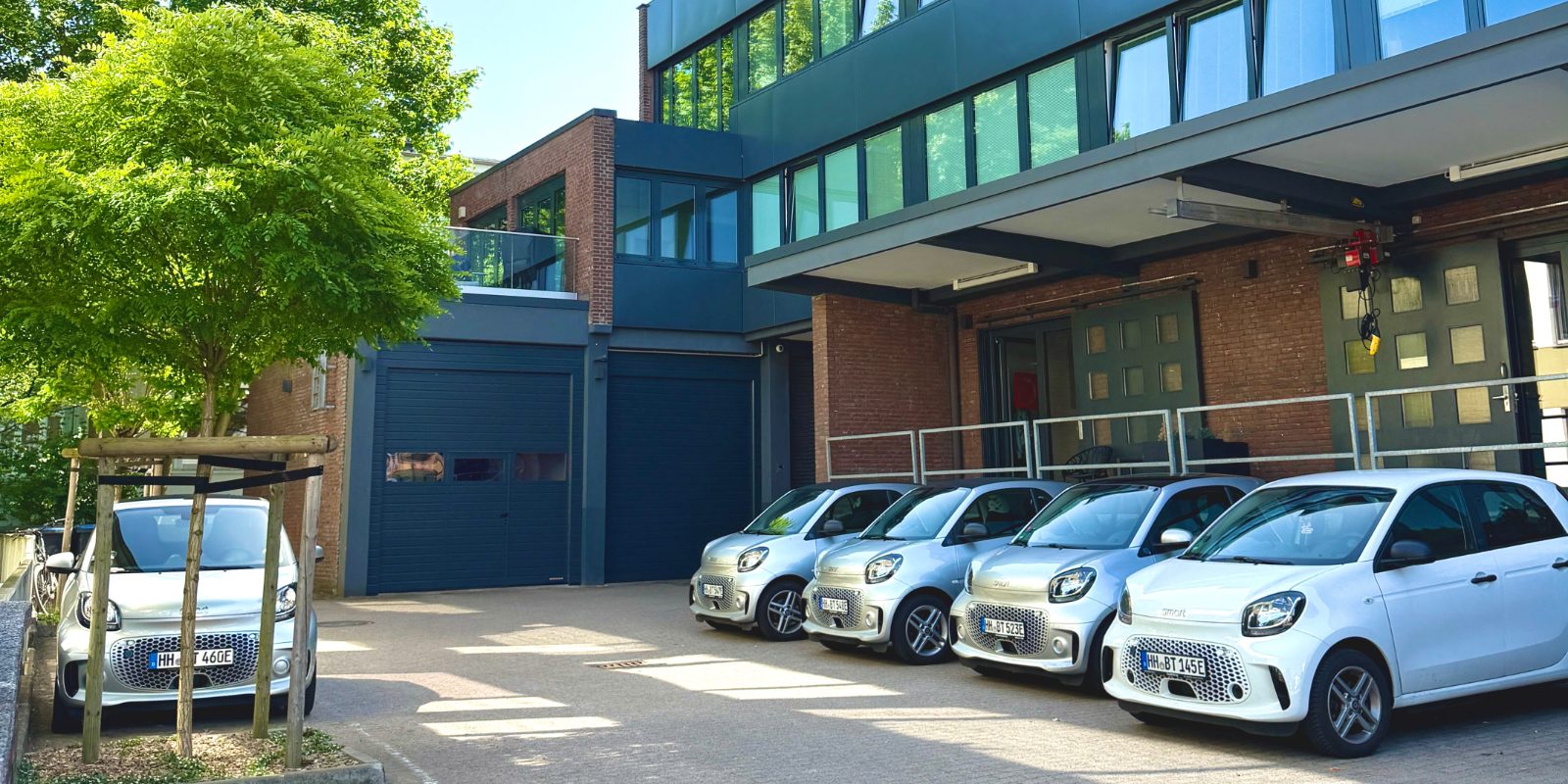 bTdynamics Firmengebäude in der Mörkenstraße 7 in Hamburg-Altona mit hauseigenem smart Fuhrpark